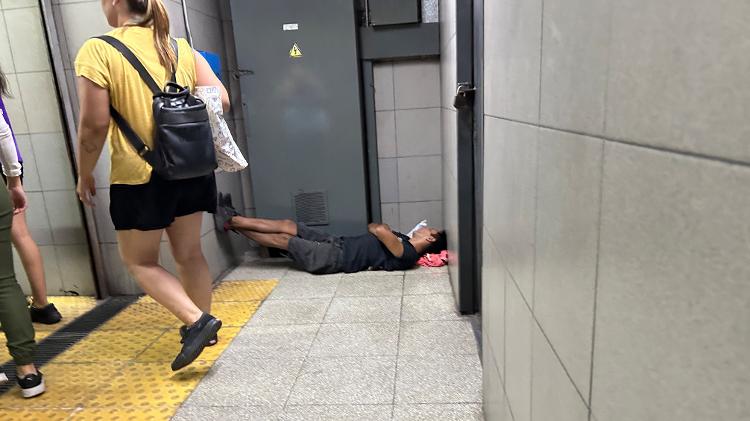 Homem dorme no metrô de Buenos Aires