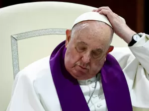 Após fala homofóbica, papa Francisco diz que 'fofocar é coisa de mulher'