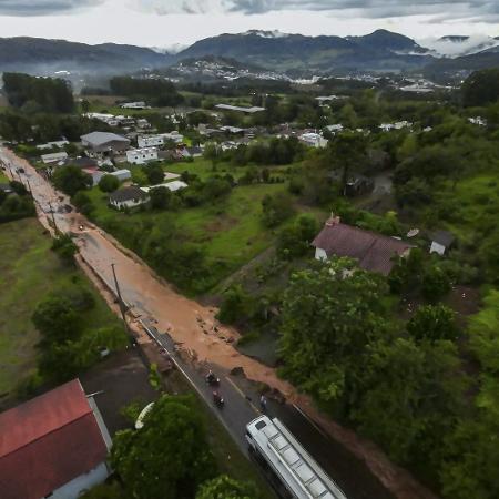 Foto aérea mostra área alagada na cidade de Encantado, no Rio Grande do Sul, após fortes chuvas - 30.abr.2024-Gustavo Ghisleni / AFP