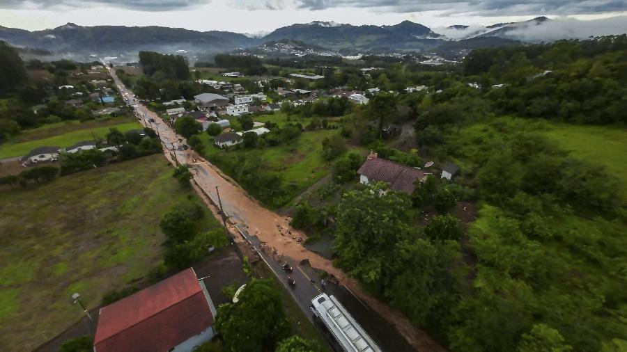 Foto aérea mostra área alagada na cidade de Encantado, no Rio Grande do Sul, após fortes chuvas