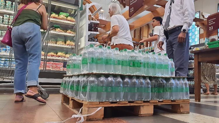7.mai.2024 - Em unidade do Zaffari, em Porto Alegre, só sobraram garrafas de 500 ml de água com gás