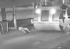 Rolo compressor esmaga pés de mulher deitada em calçada em Goiânia; veja - Reprodução