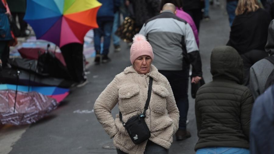 Consumidores visitam região da rua 25 de março em um dos dias mais frios do ano em São Paulo