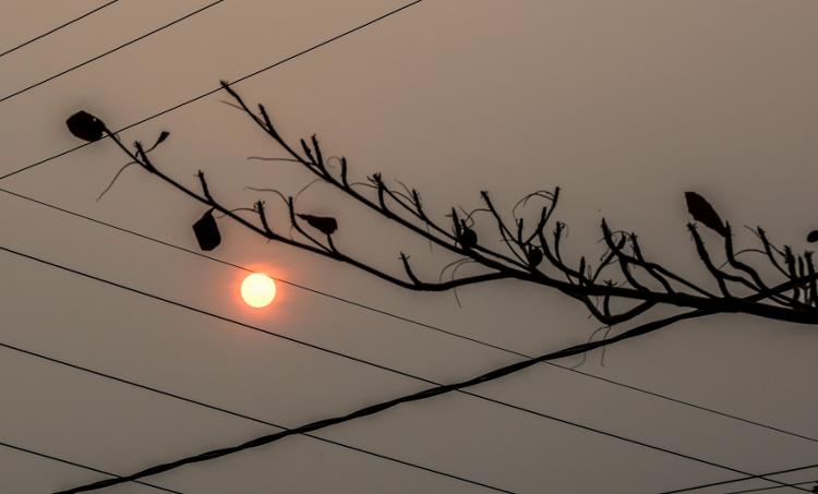 Camada cinzenta por calor, estiagem e fumaça das queimadas deixa o sol laranja em Campo Mourão (PR)