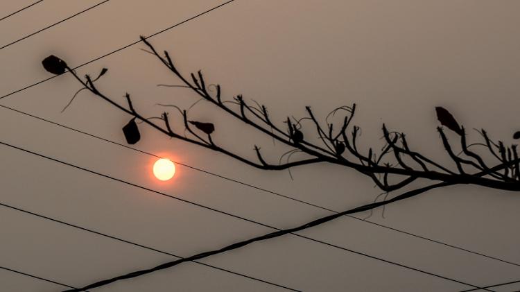 Camada cinzenta por conta do calor, estiagem e da fumaça das queimadas deixa o sol laranja em Campo Mourão, na Região Centro-Oeste do Paraná