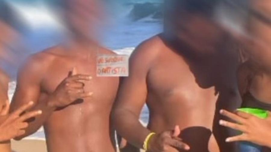 Dois irmãos adolescentes foram mortos após tirarem uma foto fazendo sinais com as mãos - Reprodução/Redes Sociais