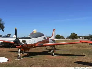 Como são as aeronaves T-27 Tucano da FAB que colidiram em SP