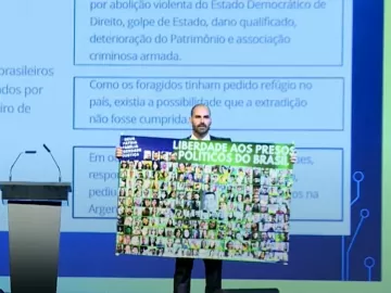 Eduardo Bolsonaro pede liberdade de foragidos do 8/1 em evento na Argentina