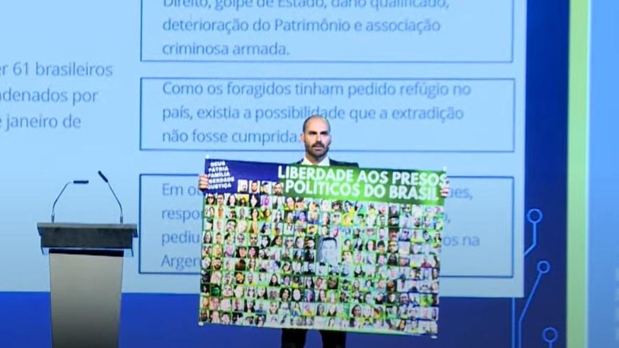 Eduardo Bolsonaro durante discurso na CPAC Argentina, evento que reúne figuras da direita mundial - Reprodução