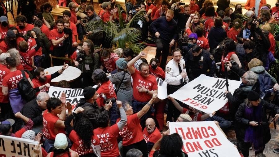 Manifestantes da organização de direitos humanos Jewish Voice for Peace protestam dentro da Trump Tower em Nova York 
