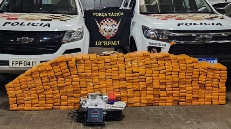 Homem suspeito de fazer "delivery de drogas" foi preso com 400 quilos de maconha, balança de precisão e armas em Araraquara (SP) Homem suspeito de fazer "delivery de drogas" foi preso com 400 quilos de maconha, balança de precisão e armas em Araraquara (SP)