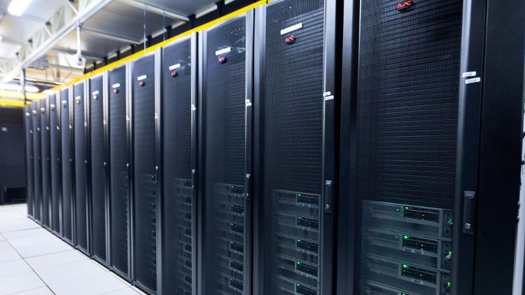 Torres do Harpia, o supercomputador da Petrobras, que começou a funcionar em outubro de 2025