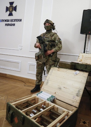 Militar vigia sala de imprensa perto das munições encontradas no caminhão do major russo detido, Vladimir Starkov