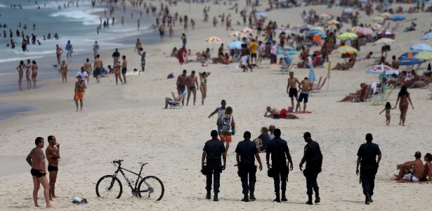 26.set.2015 - Policiamento é reforçado na praia de Copacabana e no Arpoador, na zona sul do Rio de Janeiro  - Fábio Motta/Estadão Conteúdo