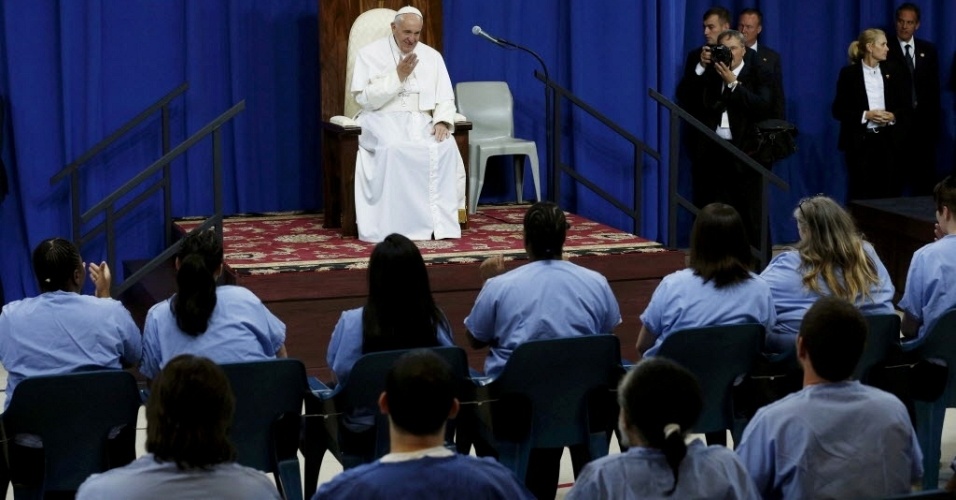 27.set.2015 - O papa Francisco se encontrou com detentos do Curran-Fromhold Correctional Facility na Filadélfia (EUA) neste domingo (27)