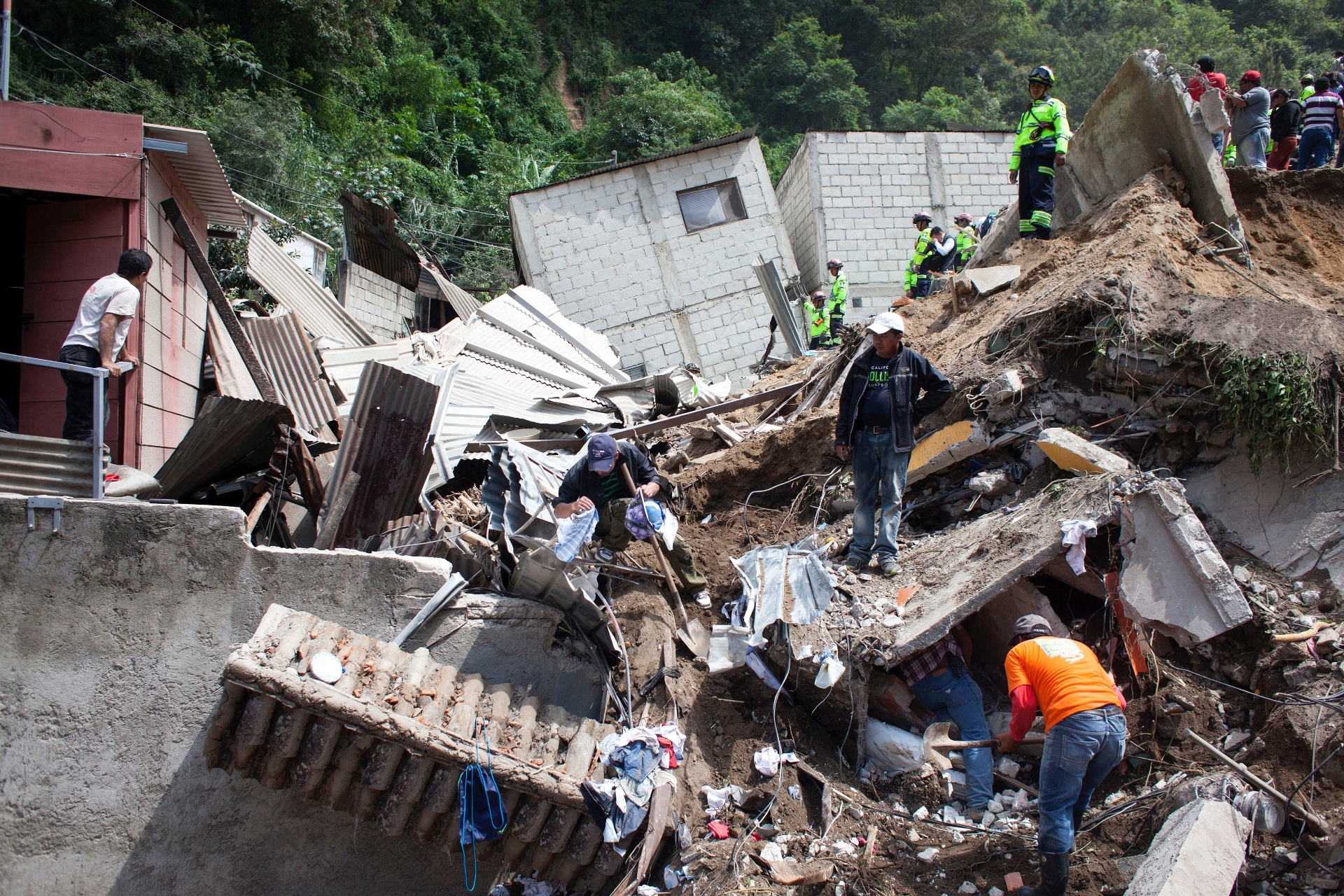 Sobe Para 48 O Número De Mortos Em Deslizamento De Terra Na Guatemala 03102015 Uol Notícias 