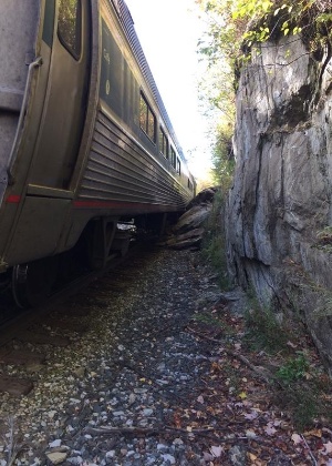 Imagem publicada no Twitter mostra rocha no trilho que teria causado acidente em Vermont - Reprodução/Twitter/@BrianABell1980