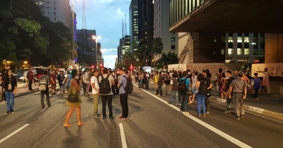 15.dez.2015 - Estudantes fazem novo protesto em frente ao Masp, na avenida Paulista, região central de São Paulo. Eles  pedem melhorias na educação e a suspensão definitiva da reorganização escolar