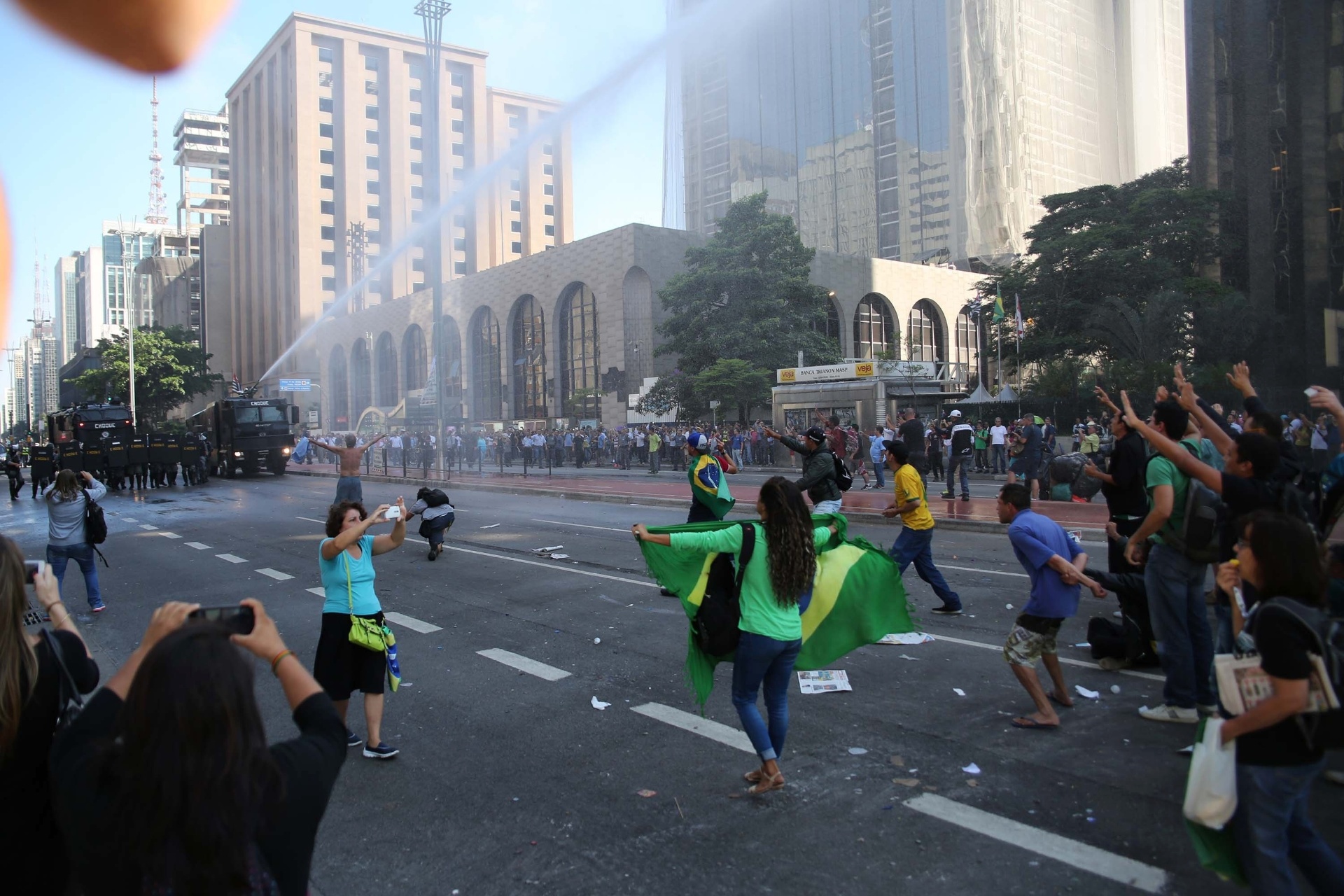 18.mar.2016 - Tropa de Choque da Polícia Militar de São Paulo usa jatos de água para retirar da via manifestantes contra o governo Dilma que estavam acampados em frente à Fiesp, na avenida Paulista, em São Paulo - Renato S. Cerqueira/ Futura Press/ Estadão Conteúdo