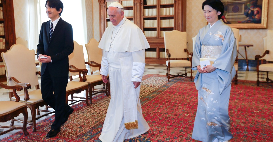 12.mai.2016 - Papa Francisco recebe o príncipe japonês Akishino (esq.) e sua mulher princesa Kiko, durante audiência no Vaticano