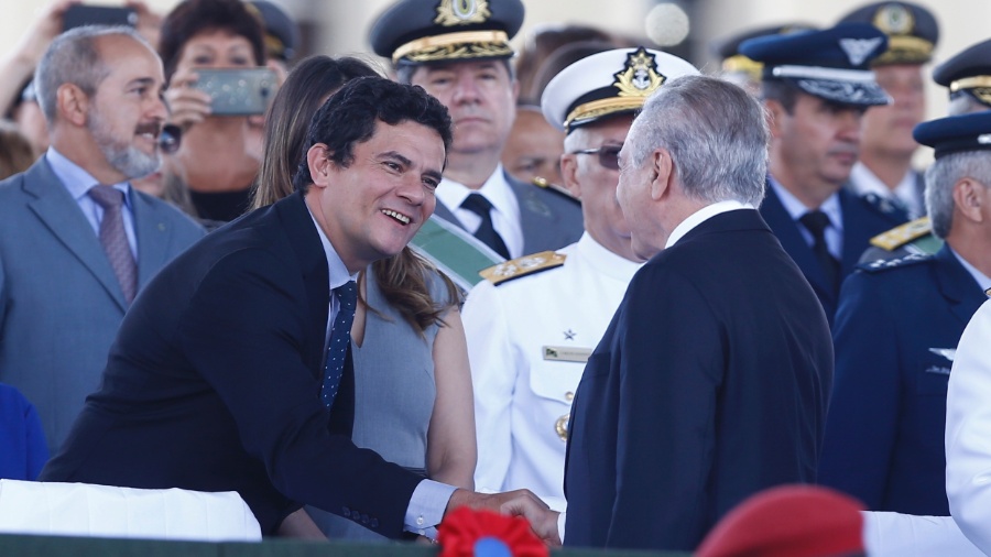 19 de abril 2017 - O então juiz federal Sergio Moro e o presidente Michel Temer se cumprimentam em evento em comemoração ao Dia do Exército - Pedro Ladeira/Folhapress