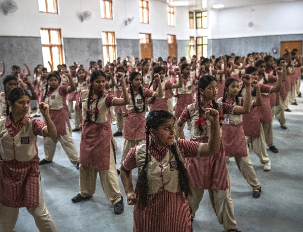 Estudantes participam de curso de defesa pessoal em uma escola de Nova Déli  - The New York Times
