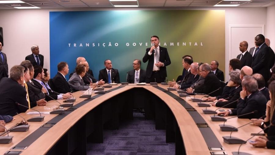 Ao lado de Onyx (de gravata azul), Bolsonaro se reuniu com a bancada de deputados do MDB nesta terça - Divulgação/Governo de Transição