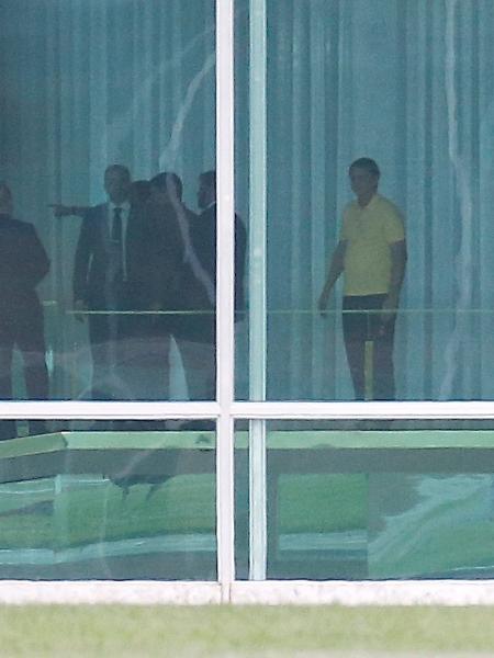 13.fev.2019 - Presidente Jair Bolsonaro (de camisa amarela) se despede do ministro da Casa Civil, Onyx Lorenzoni (de costas, à esquerda) após reunião no Palácio do Alvorada - DIDA SAMPAIO/ESTADÃO CONTEÚDO