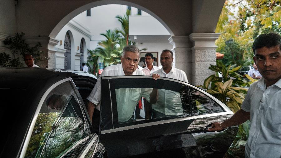 O primeiro-ministro Ranil Wickremesinghe deixa sua residência em Colombo, no Sri Lanka - Adam Dean/The New York Times