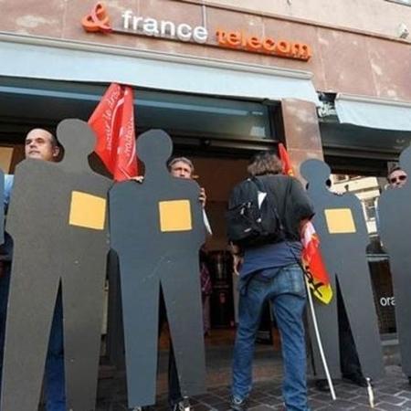 Em meio a processo de reestruturação da France Télécom, 35 funcionários da empresa se suicidaram alegando assédio moral - AFP/BBC