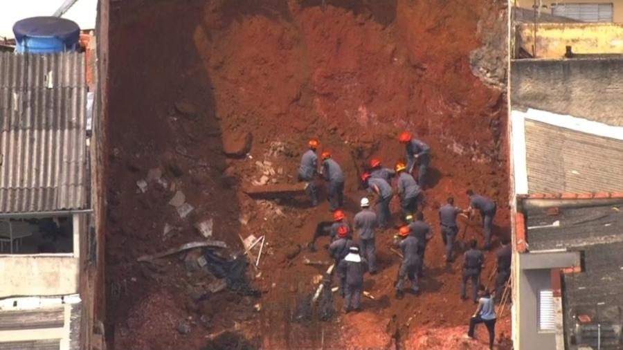 Bombeiros trabalham em soterramento de obra em São Paulo - Reprodução/TV Globo