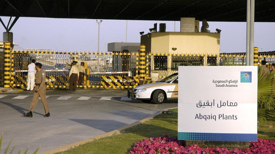 25.fev.2006 - Imagem de arquivo mostra entrada da planta de Abqaiq da gigante Aramco - Stringer/AFP