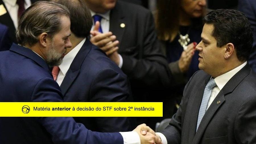 Os presidentes do STF, ministro Dias Toffoli, e do Congresso, senador Davi Alcolumbre (DEM-AP), se cumprimentam - Pedro Ladeira - 4.fev.2019/Folhapress/Arte/UOL