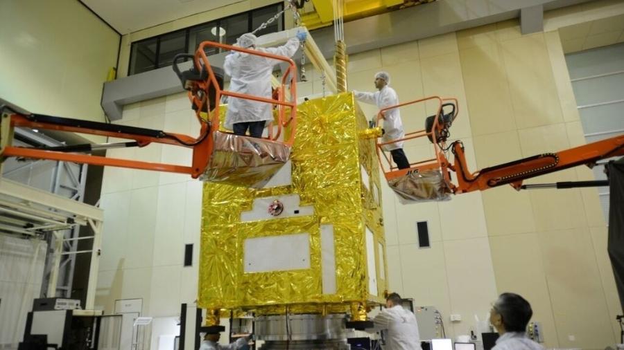 Satélite brasileiro CBERS-4A, o último lançado junto com a China, durante testes no Inpe - Divulgação