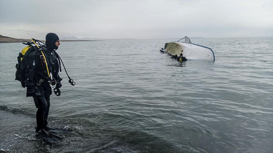 Embarcação naufragou no lago Van, que está na rota dos migrantes que desejam chegar à Europa - DHA/AFP