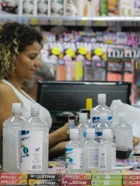 Cliente compra álcool em gel para o combate ao coronavírus em estabelecimento da Avenida Paulista, em São Paulo - Paulo Guereta/Agência O Dia/Estadão Conteúdo