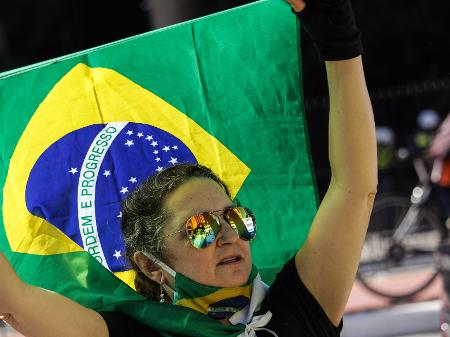 07/06/2020 - Integrantes de um grupo bolsonarista se concentram na calçada da Avenida Paulista, na região central da cidade de São Paulo. - ANANDA MIGLIANO/ESTADÃO CONTEÚDO
