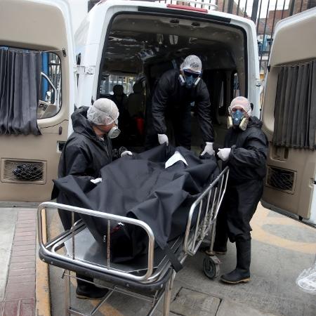 18/06/2020 - Funcionários de funerária em Lima, no Peru, carregam corpo de vítima de covid-19  - Raul Sifuentes/Getty Images