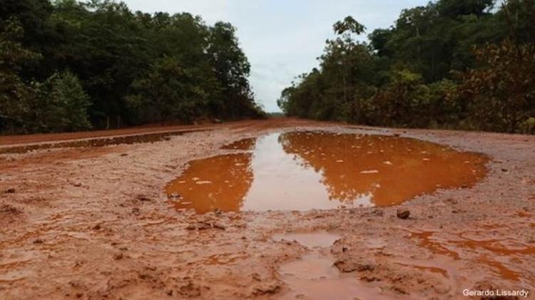A BR-156, rodovia que liga Oiapoque a Macapá e é conhecida pela região como 'obra pública inacabada mais antiga do Brasil' - BBC - BBC