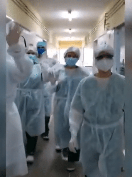 Funcionários de hospital em Teresina comemoram zero casos de covid-19 desde 20 de agosto - Reprodução