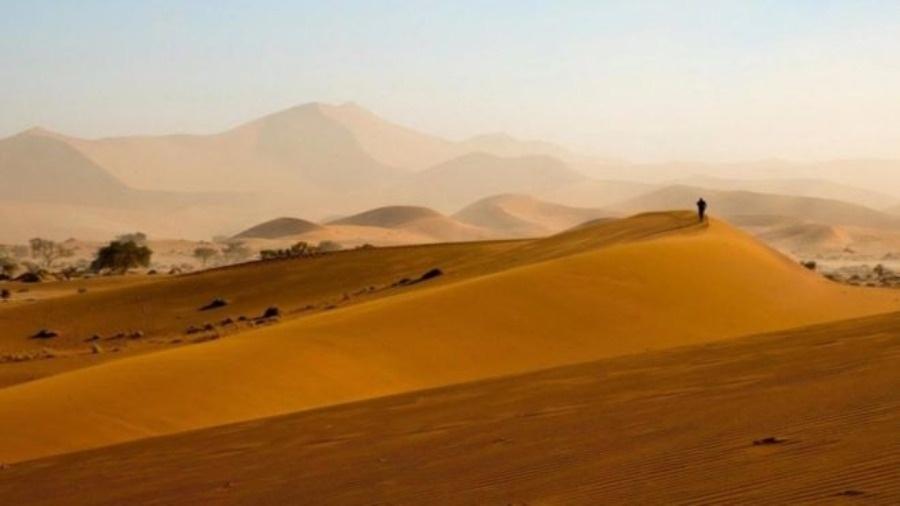 Com pelo menos 55 milhões de anos, o deserto da Namíbia é considerado o mais antigo do mundo - BBC/KATE SCHOENBACH