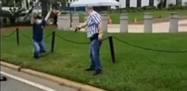 Protesto após homem baleado | Homem puxa arma para manifestante em confusão nos EUA