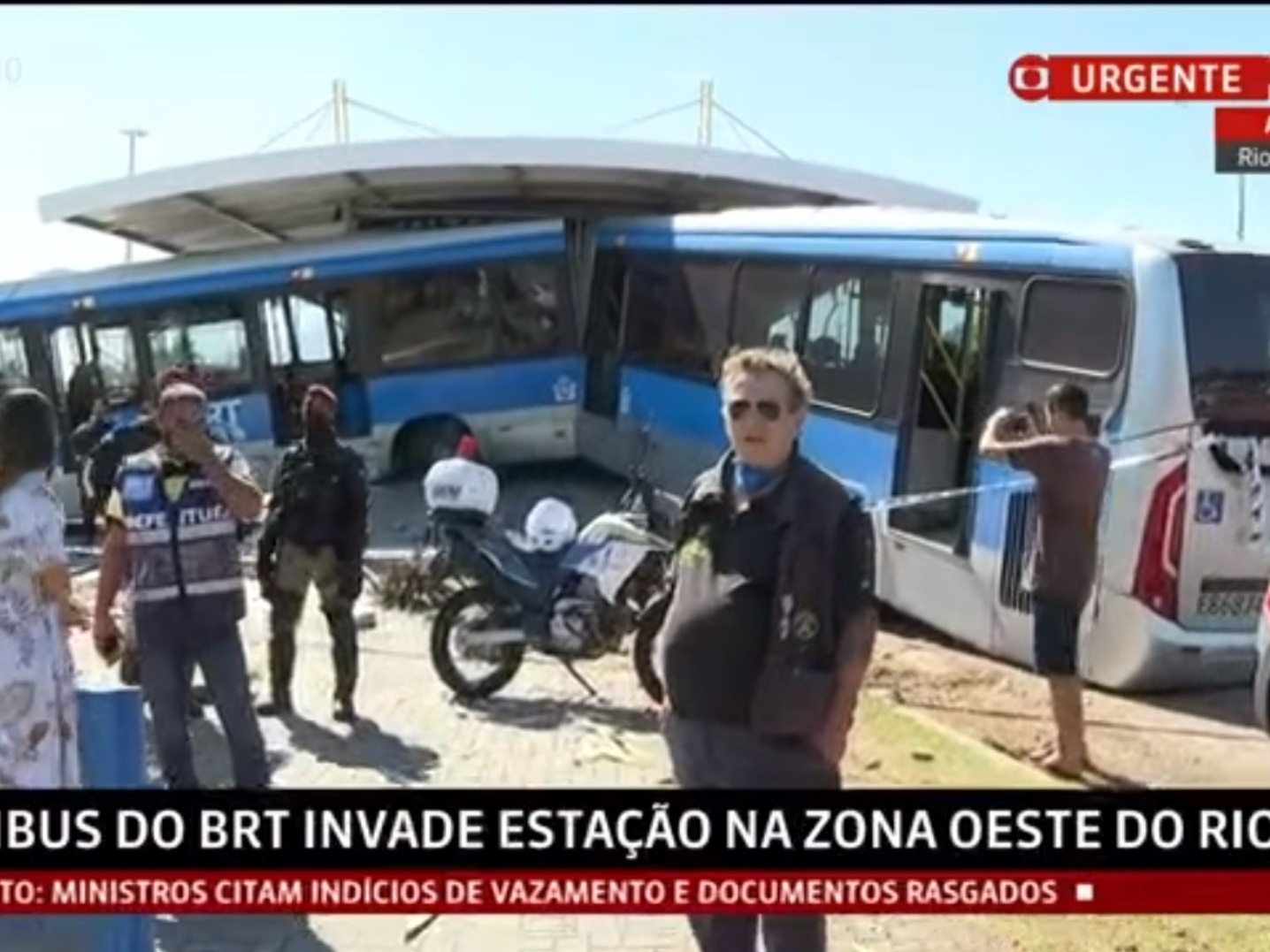 Rio: Ônibus invade estação do BRT ao tentar desviar de viatura da PM