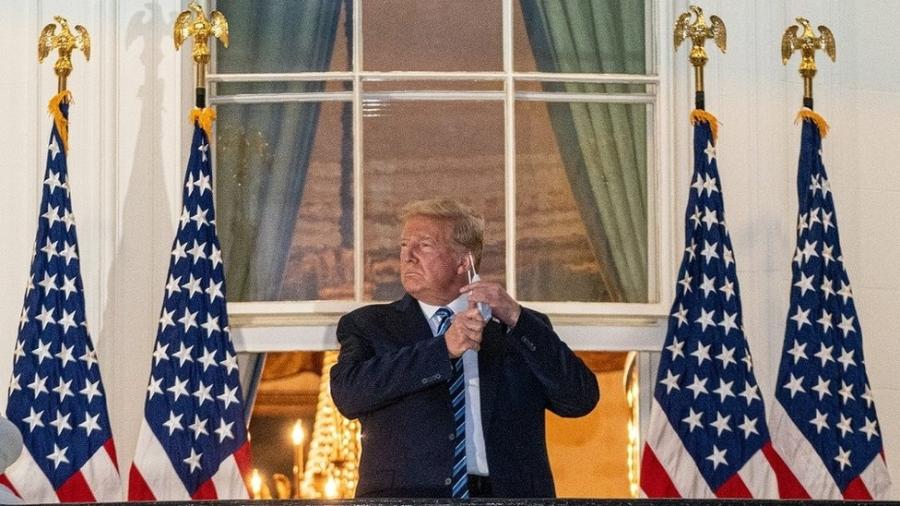 Trump remove a máscara para posar para fotos: presidente vem sendo criticado por menosprezar severidade da covid-19 - EPA/KEN CEDENO