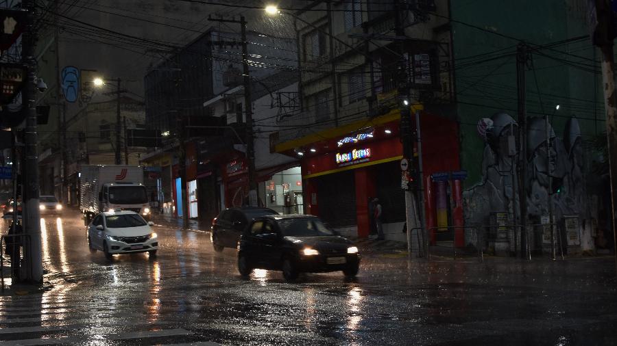 Chuva forte em São Paulo faz dia virar noite na região do bairro de Santana, zona norte da capital - Roberto Casimiro/Fotoarena/Estadão Conteúdi