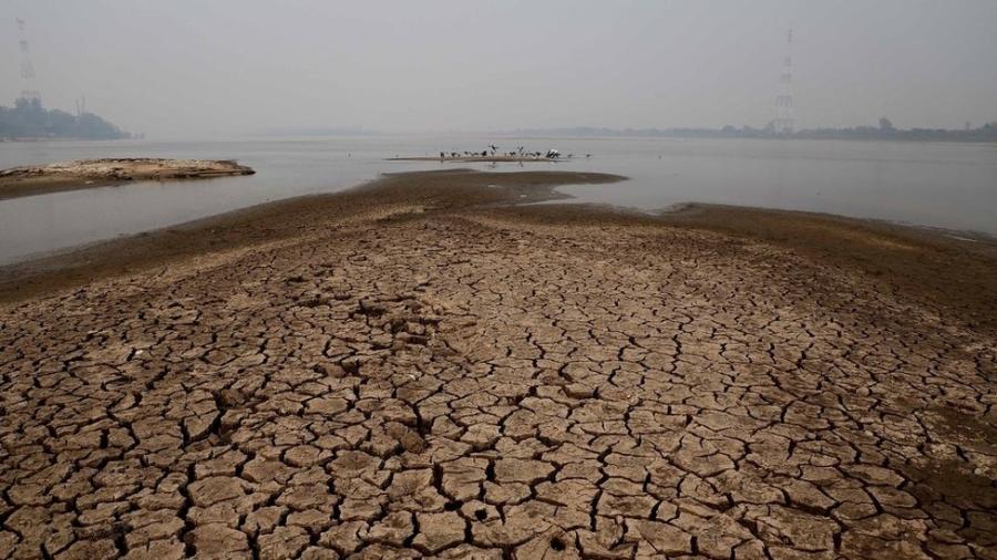 73% das exportações do Paraguai passam pelo rio, único caminho direto do país para o mar - EPA