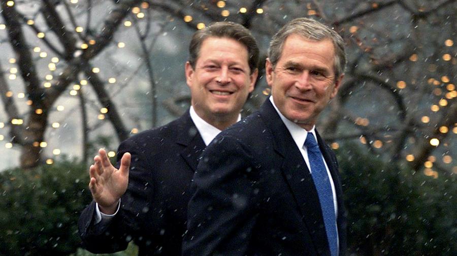Foto de 19 de dezembro de 2000, o vice-presidente Al Gore acompanha o presidente eleito George W. Bush para uma reunio - Arquivo/Reuters