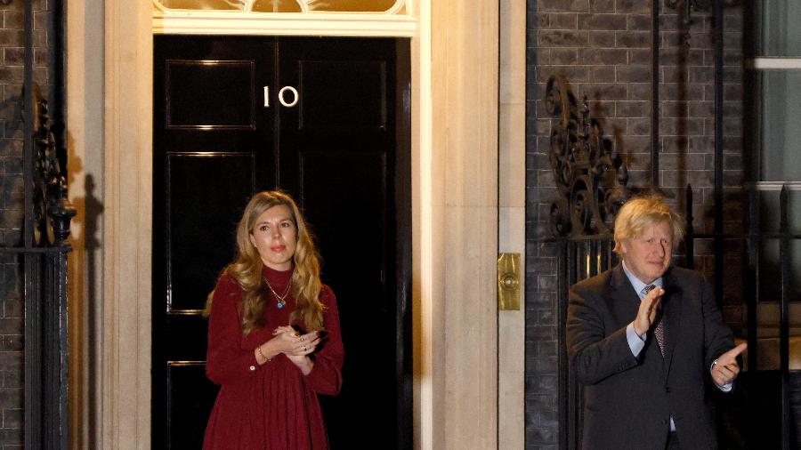 03.fev.2021 - O primeiro-ministro britânico, Boris Johnson e a mulher, Carrie Symonds, durante oaplauso nacional em homenagem ao veterano Tom Moore, que morreu com covid, e aos profissionais de saúde - John Sibley/Reuters