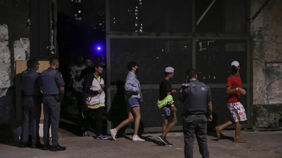 Policiais militares dispersam festa clandestina com mais de 100 participantes em Belém, zona leste de São Paulo - PAULO LOPES/BW PRESS/ESTADÃO CONTEÚDO