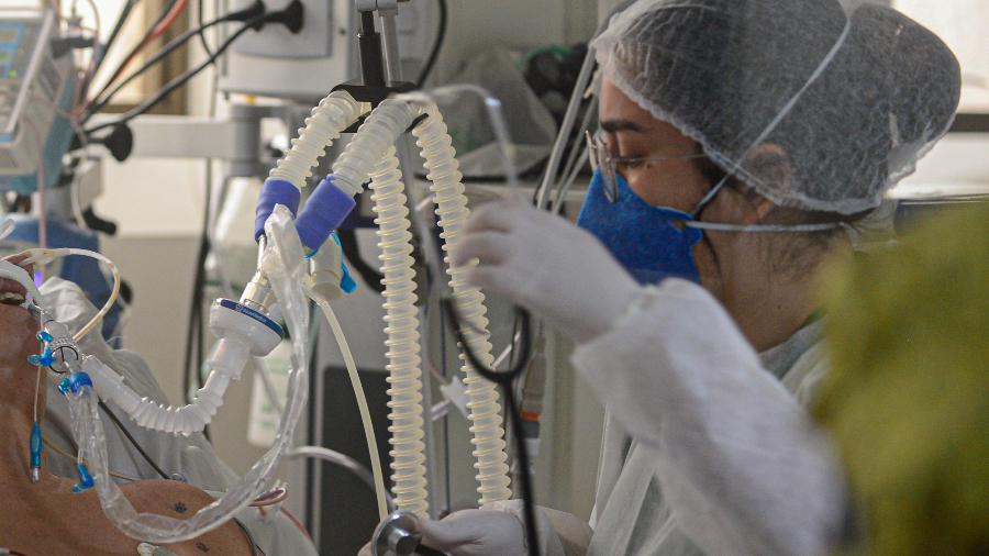 1º.mar.2021 - Pacientes de covid-19 recebem tratamento no Hospital Florianópolis, em Santa Catarina - Eduardo Valente/Ishoot/Estadão Conteúdo